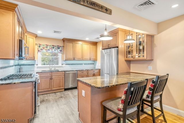 3 Canterbury Rd, Ringwood Boro, NJ 07456