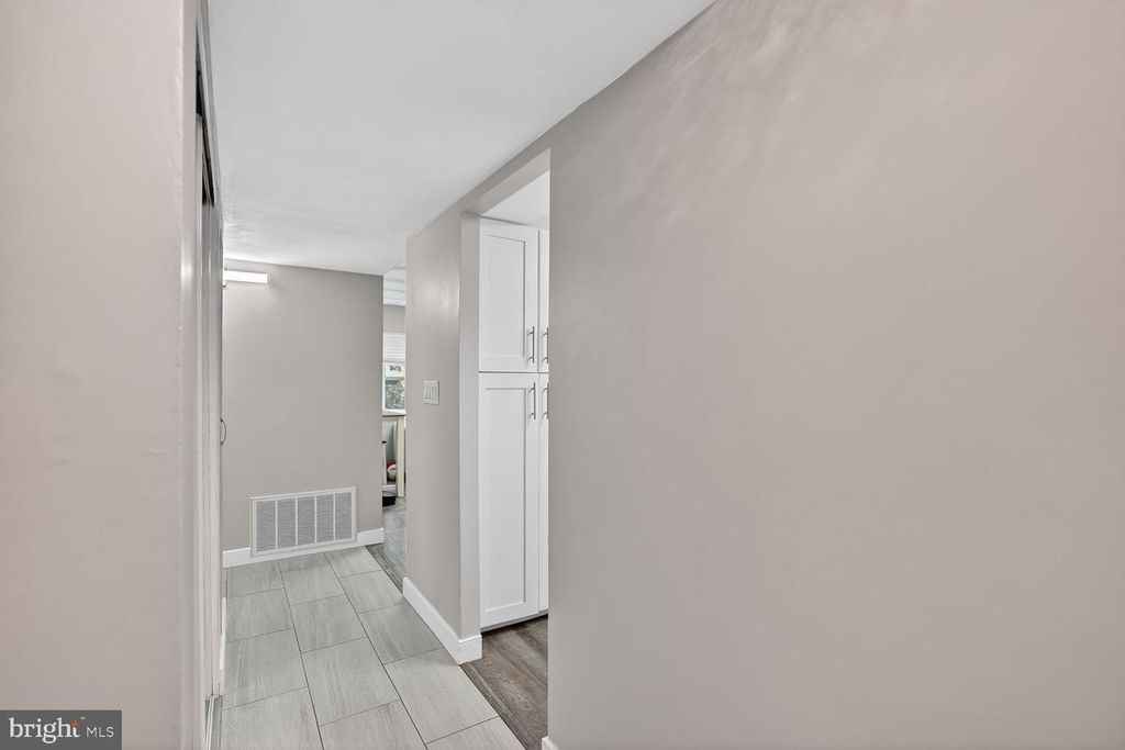 Image 19 of property listing at 5719 HARPERS FARM RD #C, Columbia, MD 21044