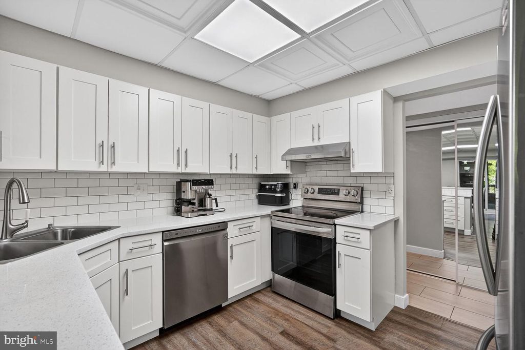 Image 3 of property listing at 5719 HARPERS FARM RD #C, Columbia, MD 21044