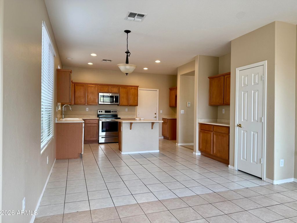 Image 5 of property listing at 1724 W TWAIN Drive, Anthem, AZ 85086