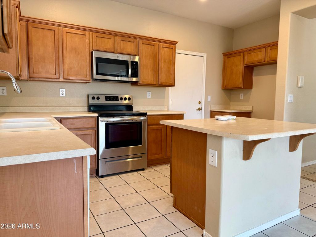 Image 6 of property listing at 1724 W TWAIN Drive, Anthem, AZ 85086