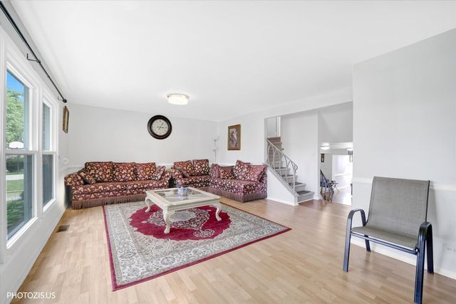 9045 Emerson Drive, Des Plaines, IL 60016