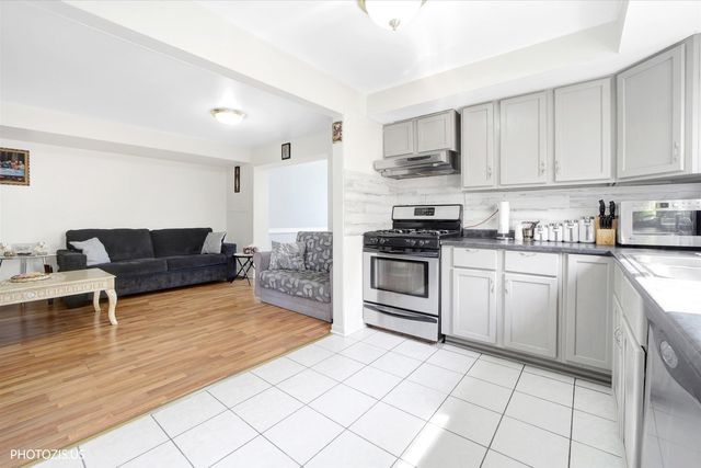 9045 Emerson Drive, Des Plaines, IL 60016
