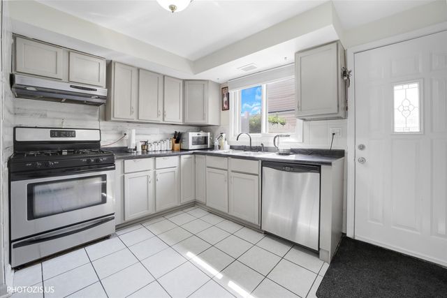 9045 Emerson Drive, Des Plaines, IL 60016