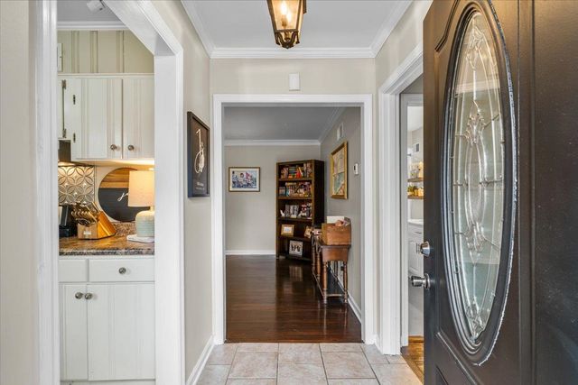 1107 IVY RD, Memphis, TN 38117