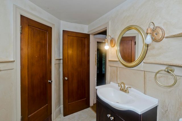 95 Craiwell Ave, West Springfield, MA 01104