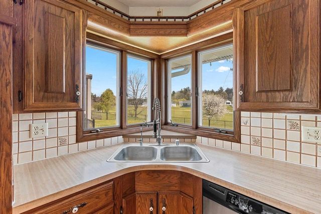 568 N NASH STREET, Hortonville, WI 54944