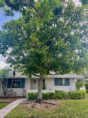 311 Club Drive, Palm Beach Gardens, FL 33418