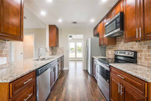 211 Willow Creek Court, Mansfield, TX 76063