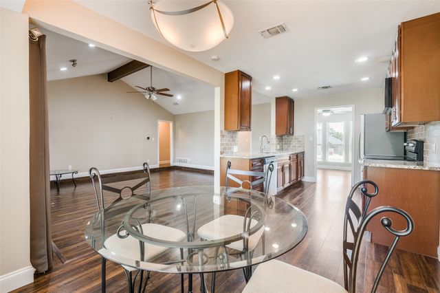 211 Willow Creek Court, Mansfield, TX 76063