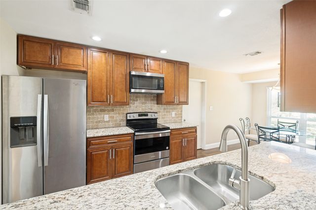 211 Willow Creek Court, Mansfield, TX 76063