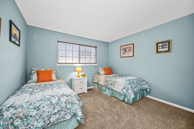 1729 Waterford Road, North Aurora, IL 60542