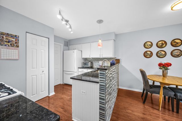 1729 Waterford Road, North Aurora, IL 60542