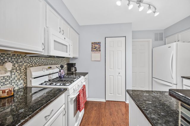 1729 Waterford Road, North Aurora, IL 60542