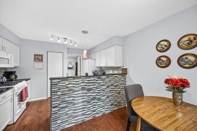 1729 Waterford Road, North Aurora, IL 60542