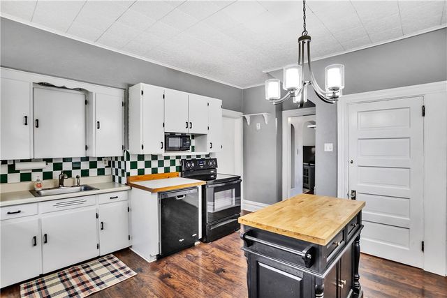 621 Cedar St, Irwin, PA 15642