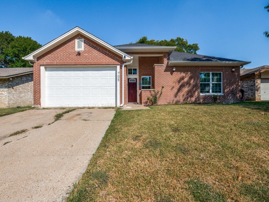 705 Lynnfield Drive, Arlington, TX 76014