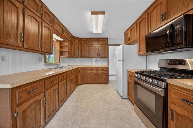 29320 W 153rd Terrace, Gardner, KS 66030