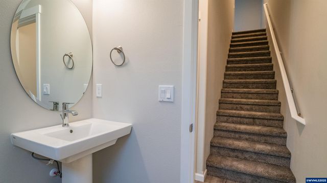 10 & 12 Sand Ridge Ct, Lebanon, OR 97355