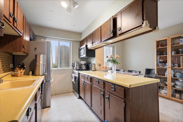 7141 N KEDZIE Avenue 601, Chicago, IL 60645