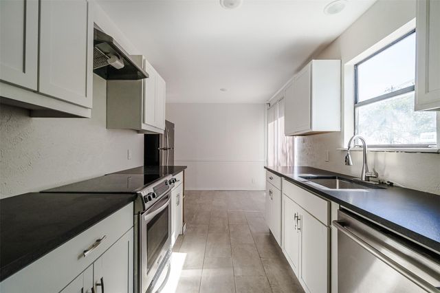 2106 Lamplight Village CIR A, Austin, TX 78727