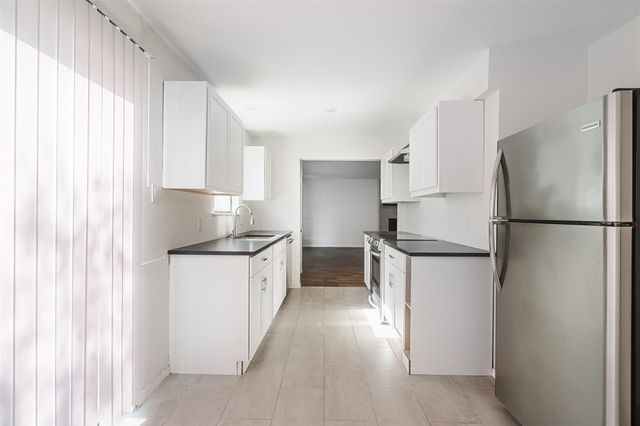 2106 Lamplight Village CIR A, Austin, TX 78727