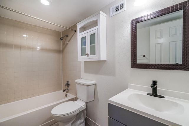 2106 Lamplight Village CIR A, Austin, TX 78727