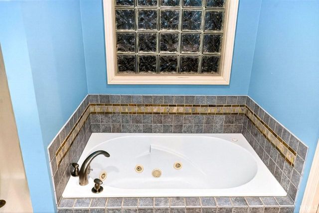 2221 Bremmerton Drive, Evansville, IN 47711