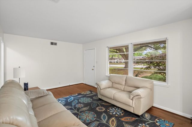 1207 W Tucker Boulevard, Arlington, TX 76013