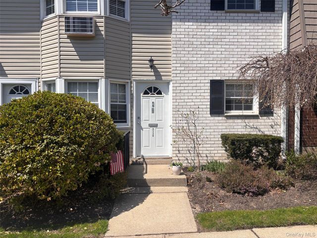 31-36 Wilshire Ln 31-36, Oakdale, NY 11769