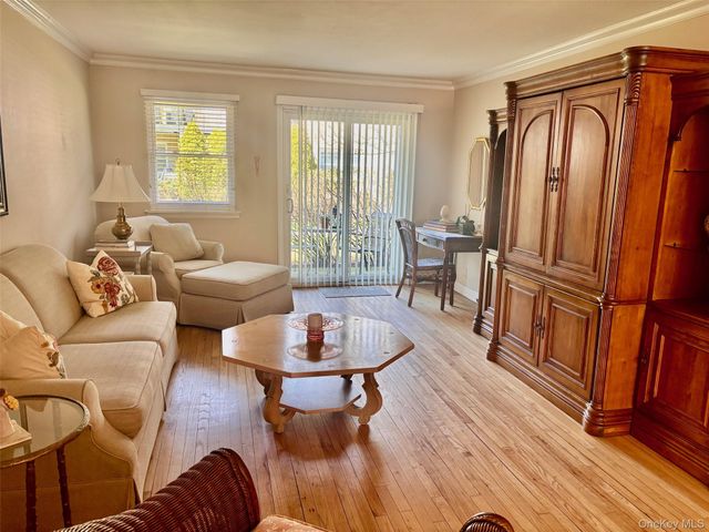 31-36 Wilshire Ln 31-36, Oakdale, NY 11769