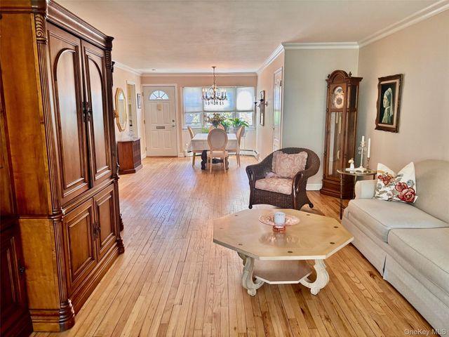 31-36 Wilshire Ln 31-36, Oakdale, NY 11769