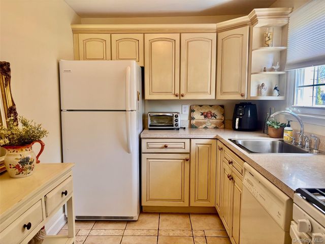 31-36 Wilshire Ln 31-36, Oakdale, NY 11769