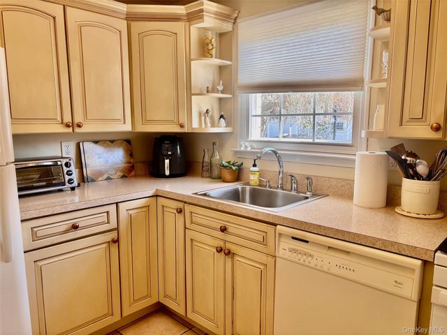 31-36 Wilshire Ln 31-36, Oakdale, NY 11769