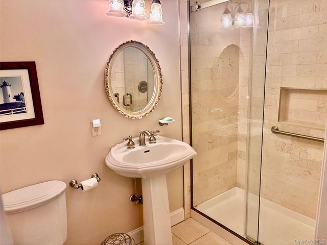 31-36 Wilshire Ln 31-36, Oakdale, NY 11769