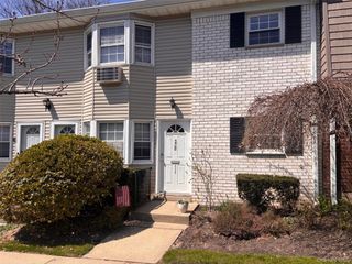 31-36 Wilshire Ln 31-36, Oakdale, NY 11769