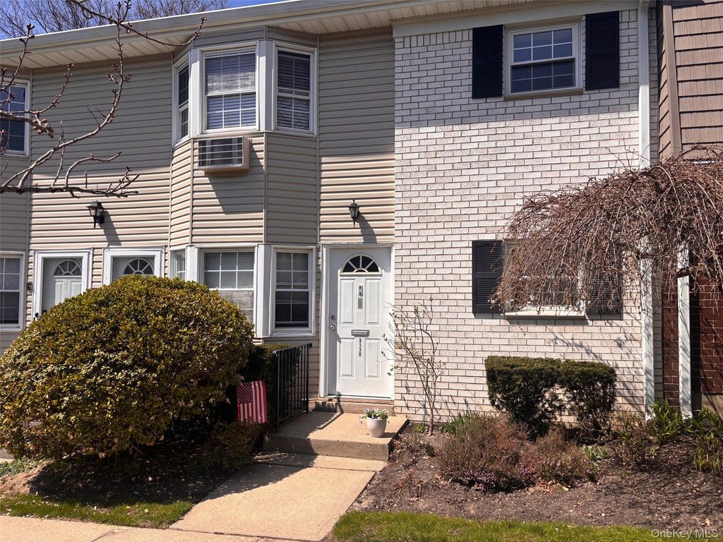 31-36 Wilshire Ln 31-36, Oakdale, NY 11769