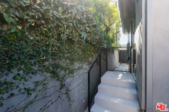 821 S Muirfield Road, Los Angeles, CA 90005