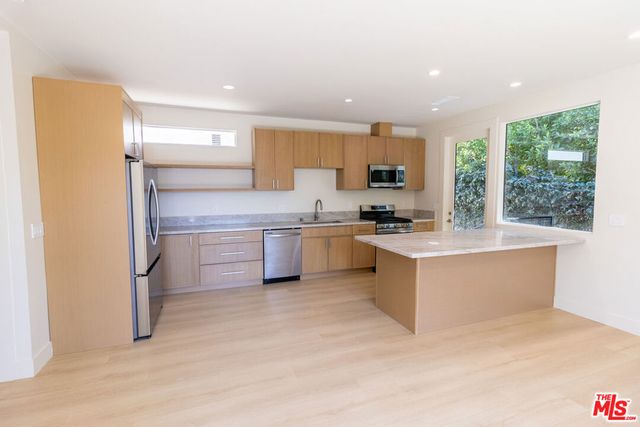 821 S Muirfield Road, Los Angeles, CA 90005