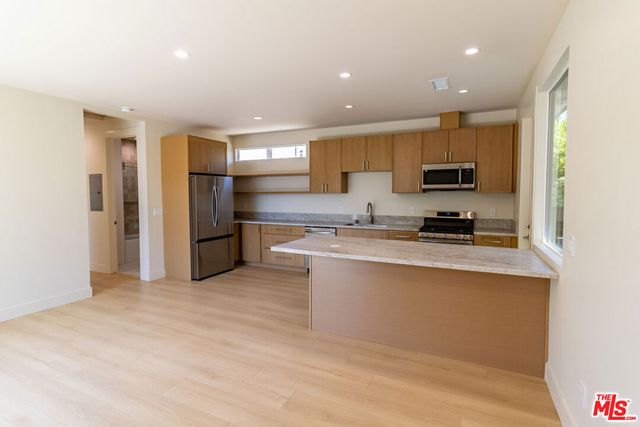 821 S Muirfield Road, Los Angeles, CA 90005
