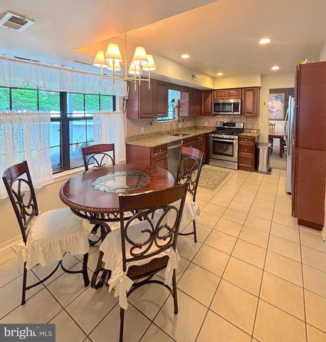 23 CHAPEL CIR, Sicklerville, NJ 08081