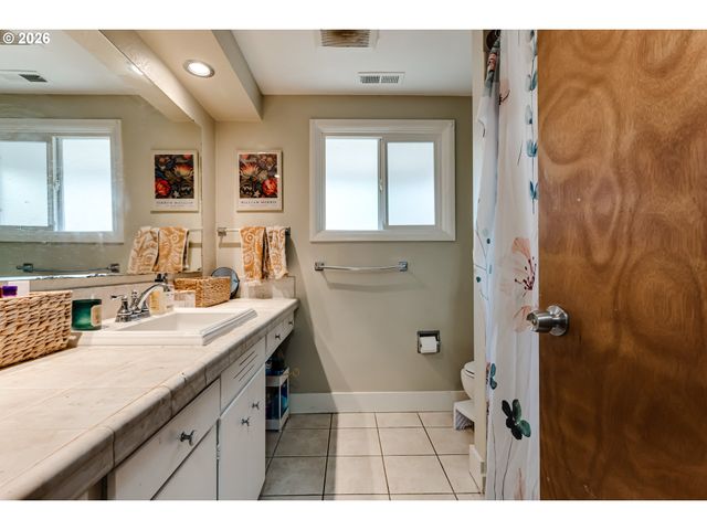 1255 E 24TH Ave, Eugene, OR 97403