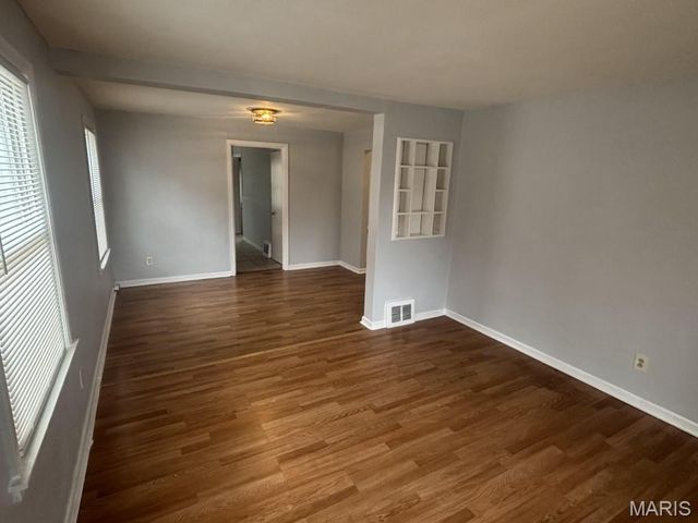 6705 Kenwood Drive, St Louis, MO 63121