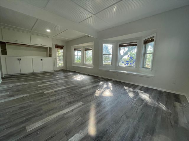 5802 Longhorn LNDG, Austin, TX 78734