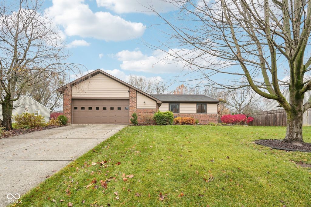 609 Sunblest Boulevard S, Fishers, IN 46038