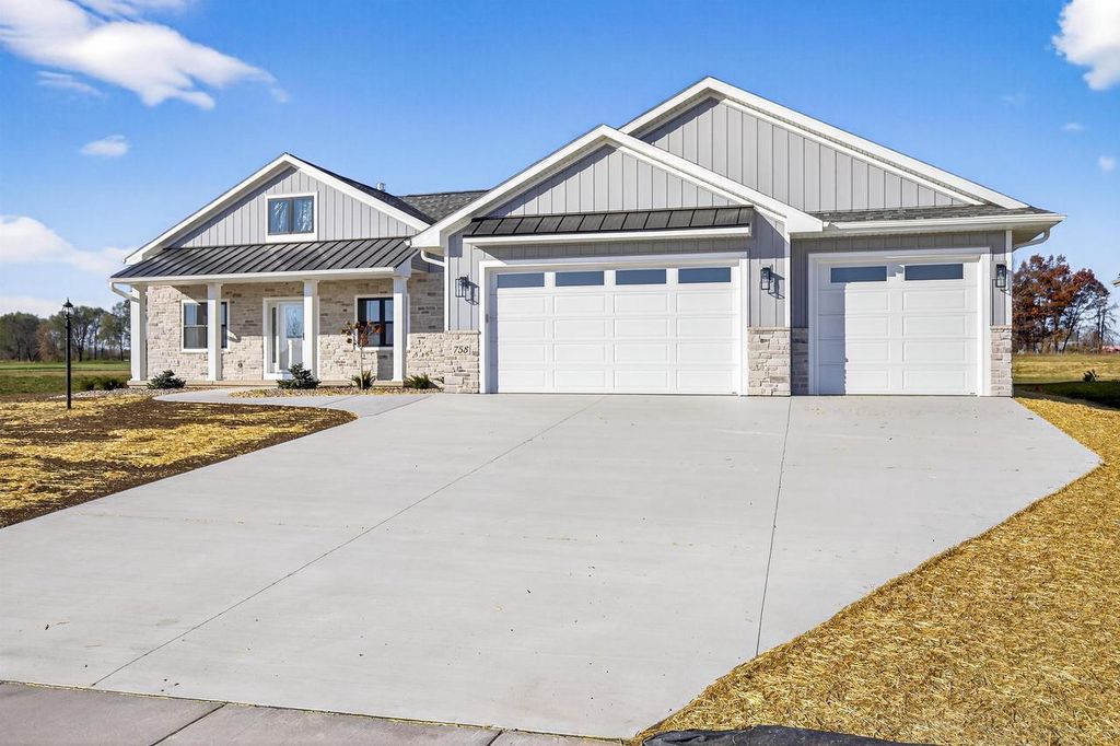 758 ROYAL SAINT PATS DRIVE, Wrightstown, WI 54180