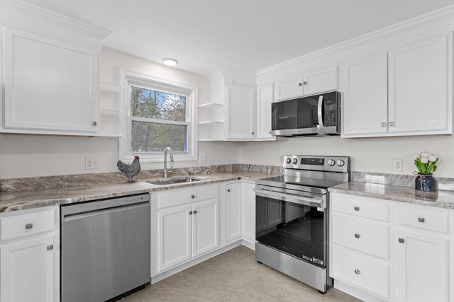 12 Hemlock Street, Hudson, NH 03051