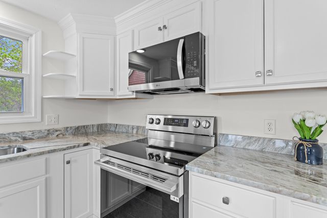 12 Hemlock Street, Hudson, NH 03051