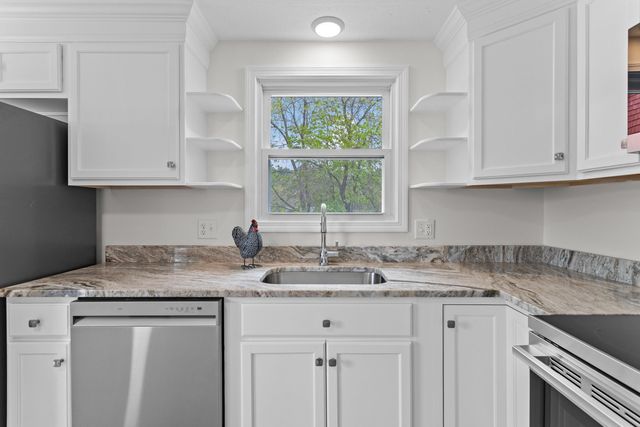 12 Hemlock Street, Hudson, NH 03051