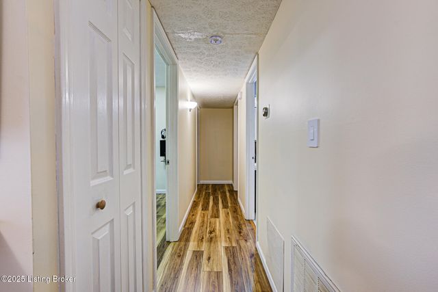 2503 Post Ct, Louisville, KY 40299